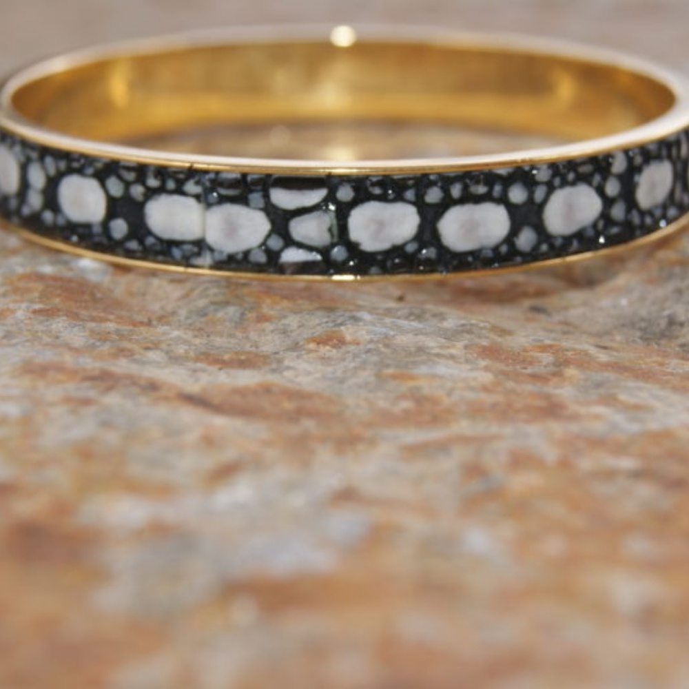 Moo Young Wide Sting Ray Spine W&B/Gold Bangle